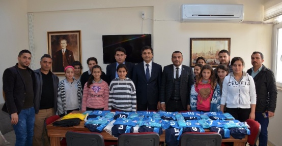 Dr. Cüneyt Karaarslan’dan kız futsal takımına forma desteği