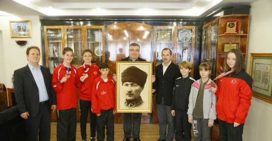 Başarılı sporculardan Başkan Kesimoğlu’na ziyaret