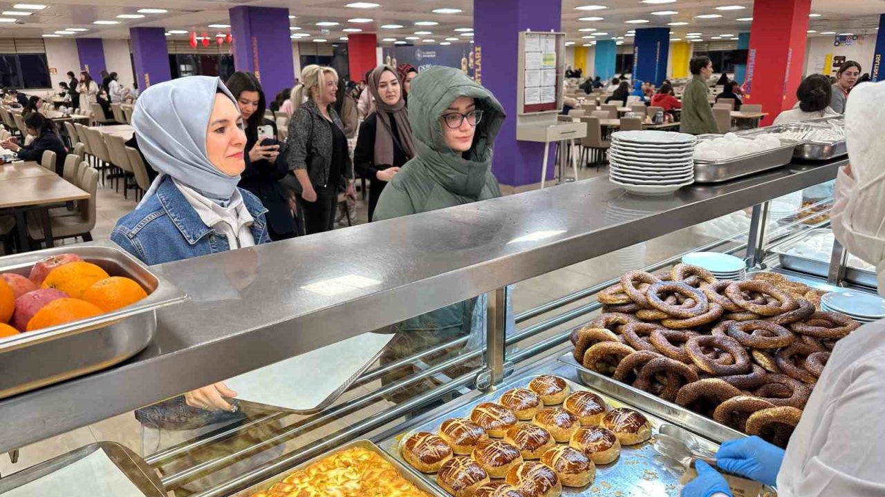 Bakan Göktaş, Başkentte Kyk Yurdundaki Kız Öğrencilerle Sahur Yaptı