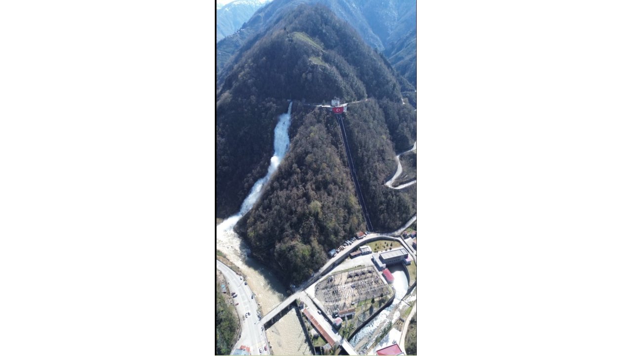 Giresun'da Hes Tahliyesiyle Oluşan Yapay Şelale Görsel Şölen Sunuyor