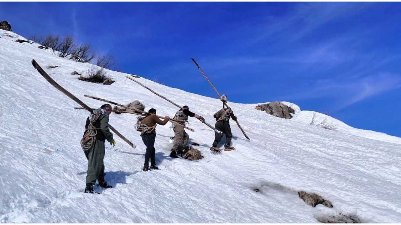 Çiftçiler 3 Bin Rakımdan Kızak Ve Brandayla Otları İndiriyor