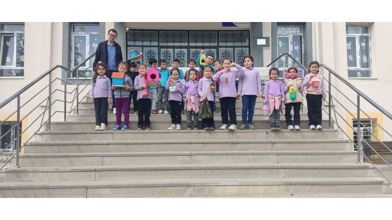 Hisarcık'ta Minik Öğrenciler Kuşlar İçin Ağaçlara Yemlik Astı