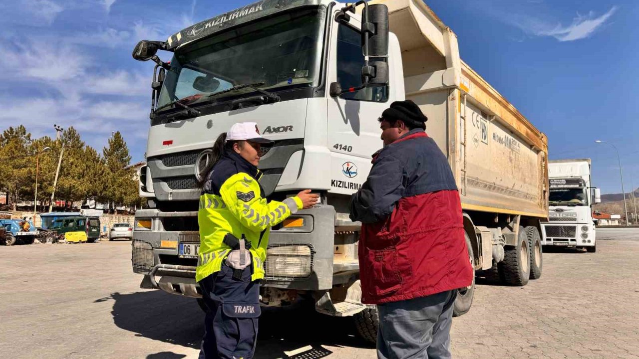 Bolvadin'de Kurallara Uymayan Sürücüler Jandarmadan Kaçamadı