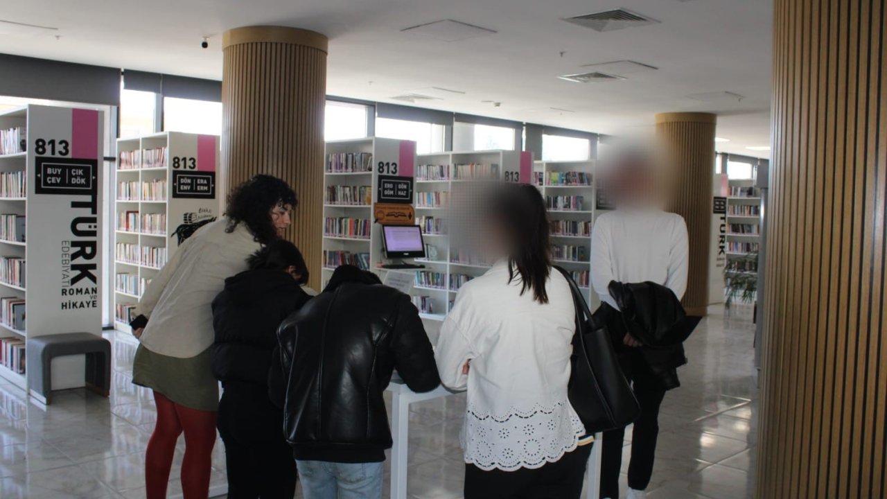 Denetimli Serbestlik Altındaki Çocuklar Eskişehir İl Halk Kütüphanesi'ni Ziyaret Etti