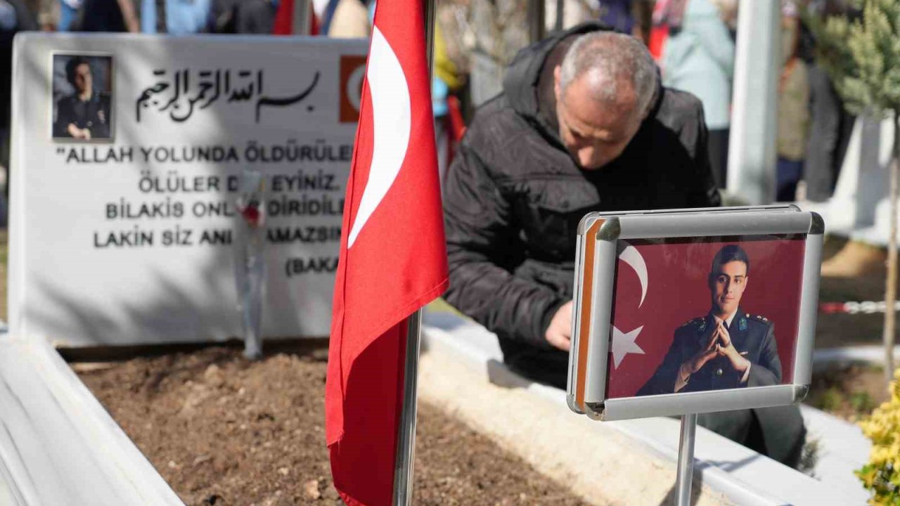 Kırıkkale'de Şehit Mezarlarına Karanfil Bırakıldı, Dualar Edildi