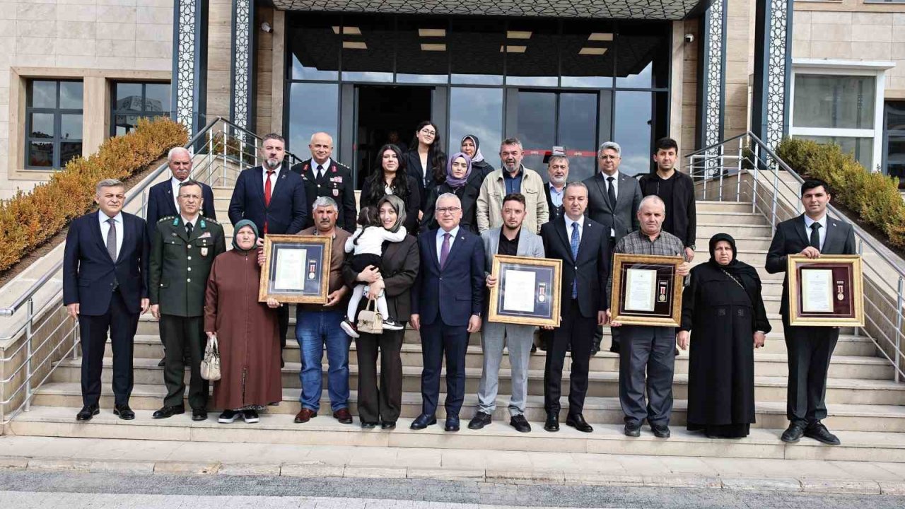 Şehit Aileleri Ve Gazilere Devlet Övünç Madalyaları Takdim Edildi