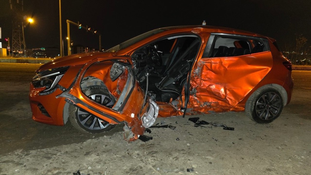 Elazığ’da Hafif Ticari Araç İle Otomobil Çarpıştı: 3 Yaralı