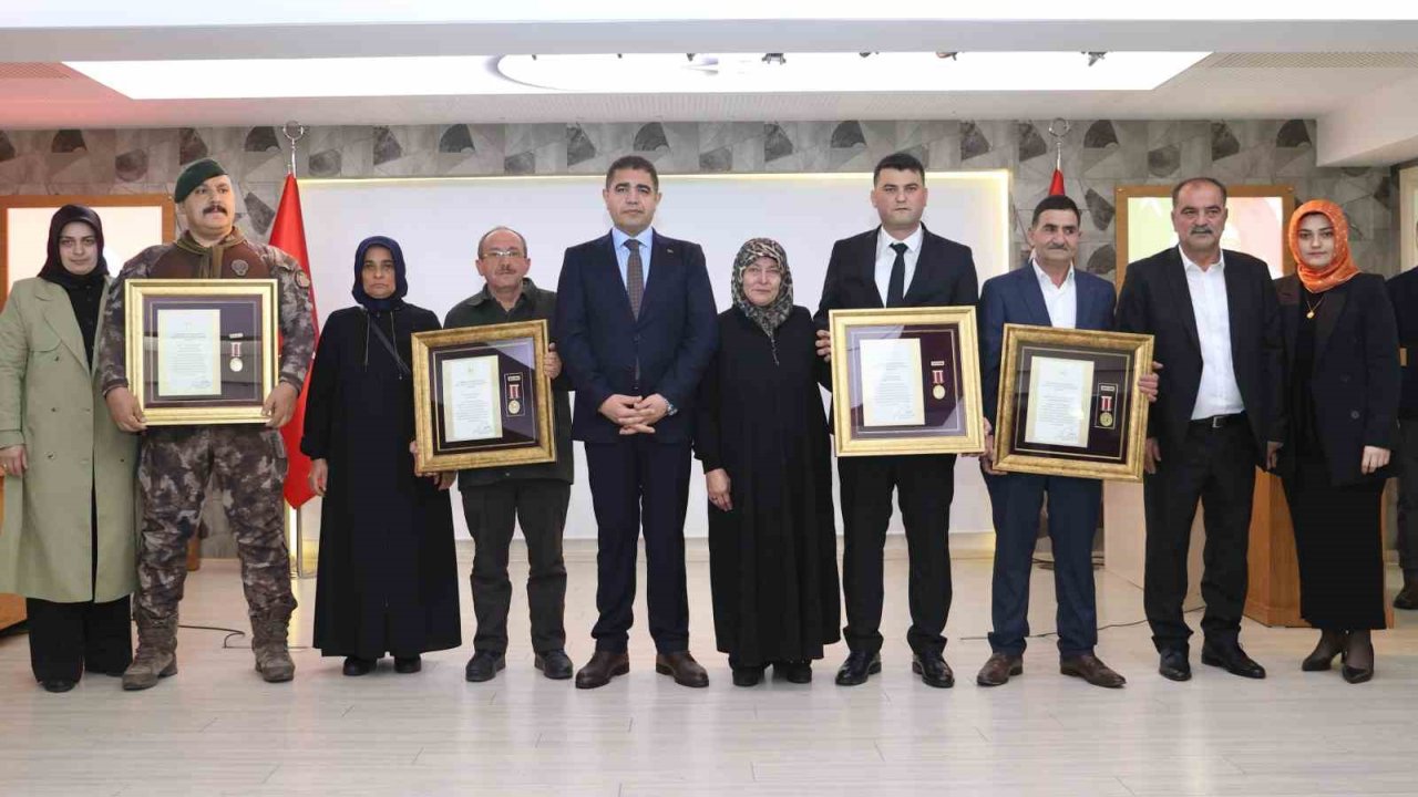 Şahit Aileleri Ve Gazilere Devlet Övünç Madalyası Verildi
