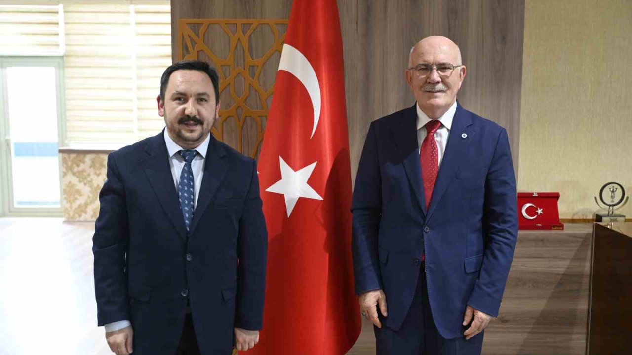 Uşak Kent Konseyi’nden Uşak Üniversitesi Öğrencilere Hediye Çeki Verildi