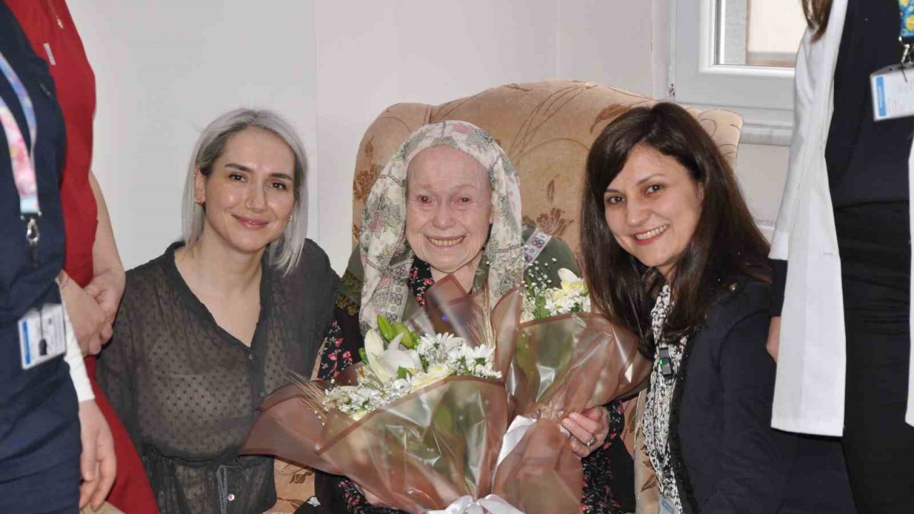 Manisa Şehir Hastanesinden 102 Teyzeye Ziyaret