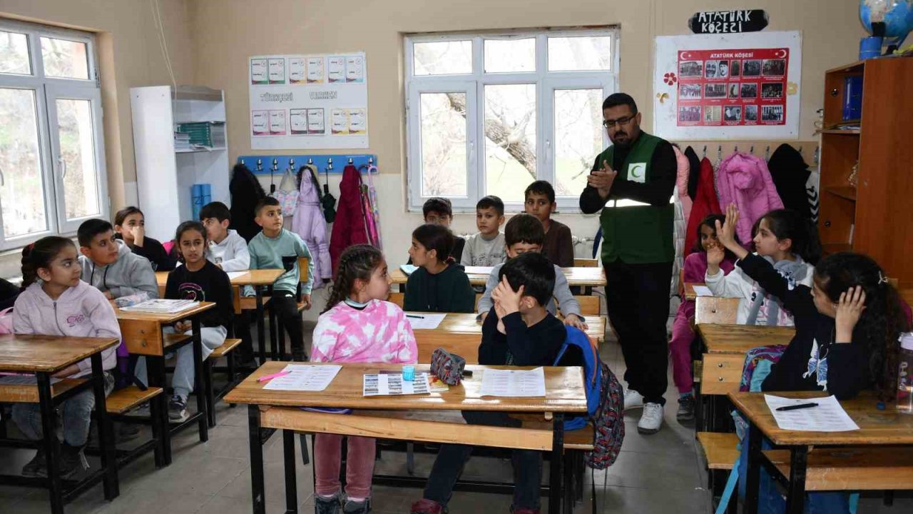 Şırnaklı Öğrencilere Teknoloji Bağımlılığı Eğitimi Verilip Mont Dağıtıldı