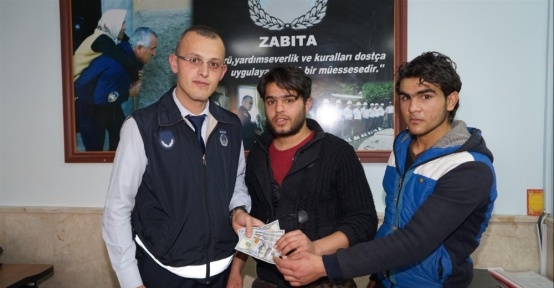 Iraklı mülteci kaybettiği 500 dolara zabıta ekipleri sayesinde kavuştu