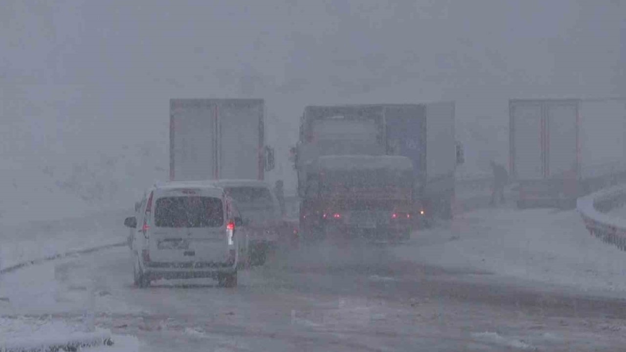 Sürpriz Kar Yolda Bıraktı