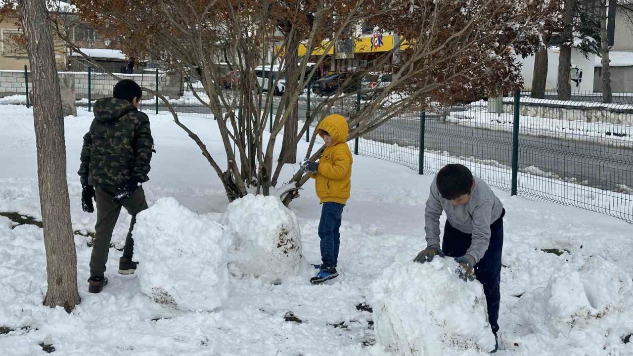 Mart Ayında Yağan Kar Çocuklara Neşe Vatandaşa Çile Oldu