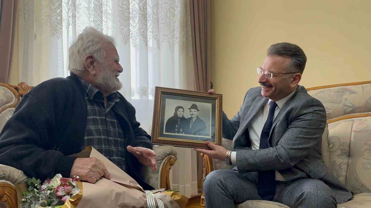 71 Yıllık Evli Çiftten Gençlere