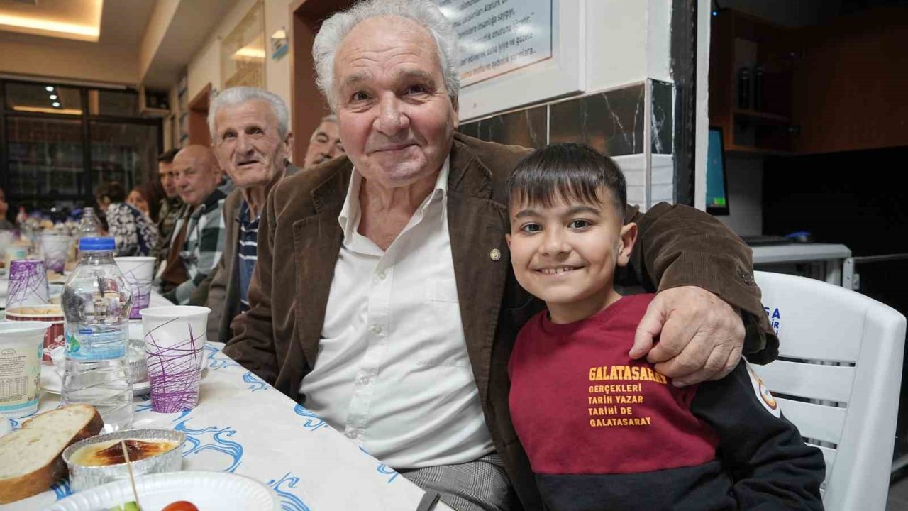 İlkokul Öğrencilerinden Huzurevindeki Büyüklere Okulda İftar Jesti