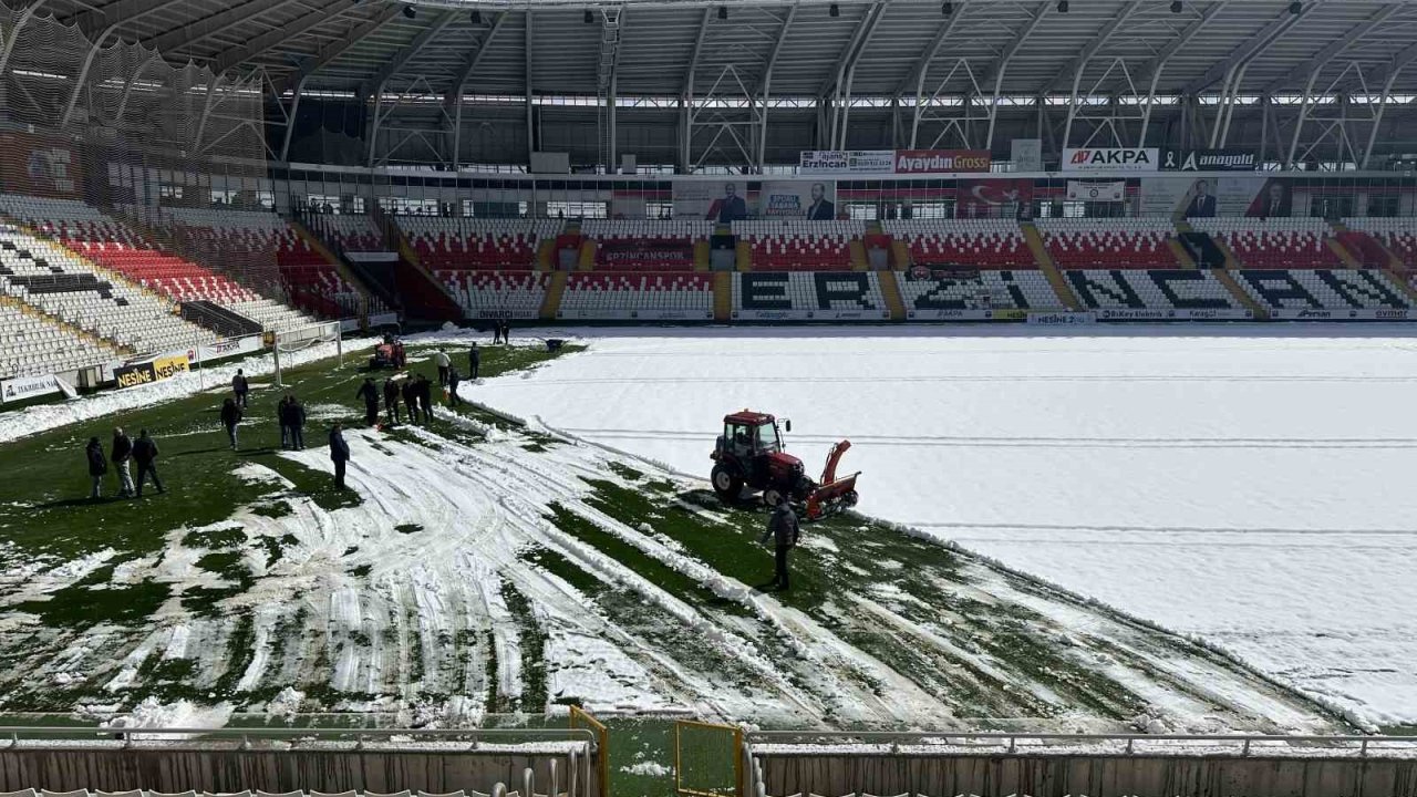 Erzincan 13 Şubat Şehir Stadyumu’ndaki Yarım Metrelik Kar Temizlendi