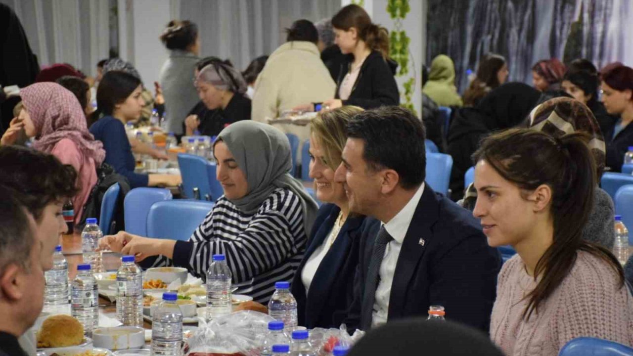 Vali Öğrencilerle İftarda Buluştu