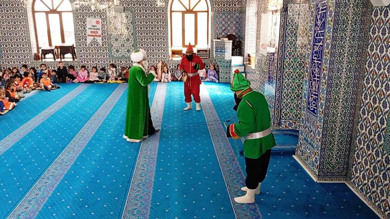 Emet’te Miniklere Hacivat-karagöz Gösterisi