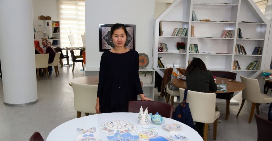 Çini kursunda bir Çinli