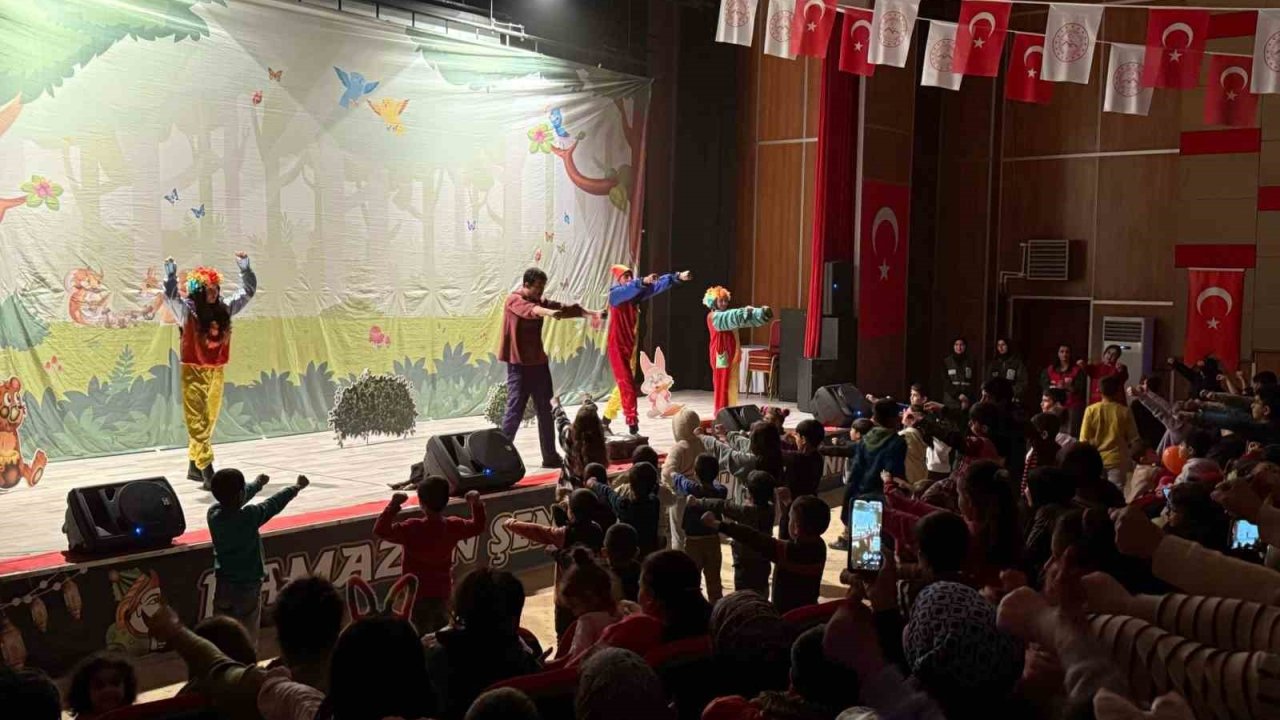 Ağrı Ramazan Şenlikleri’nde Çocuk Tiyatrosu Sahnelendi