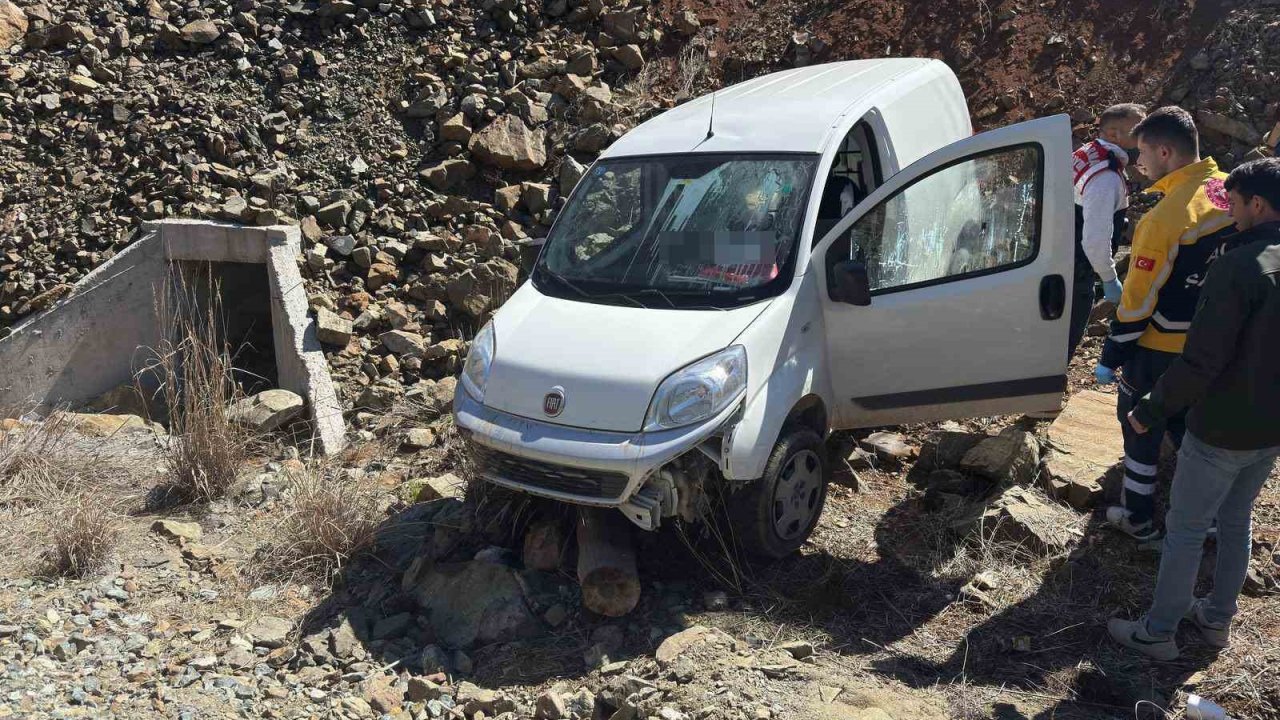 Şarampole Yuvarlanan Sürücü Hayatını Kaybetti