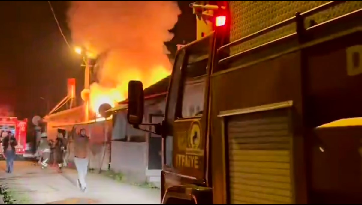 Düzce’de Ev Yangını: Aleveler Geceyi Aydınlattı