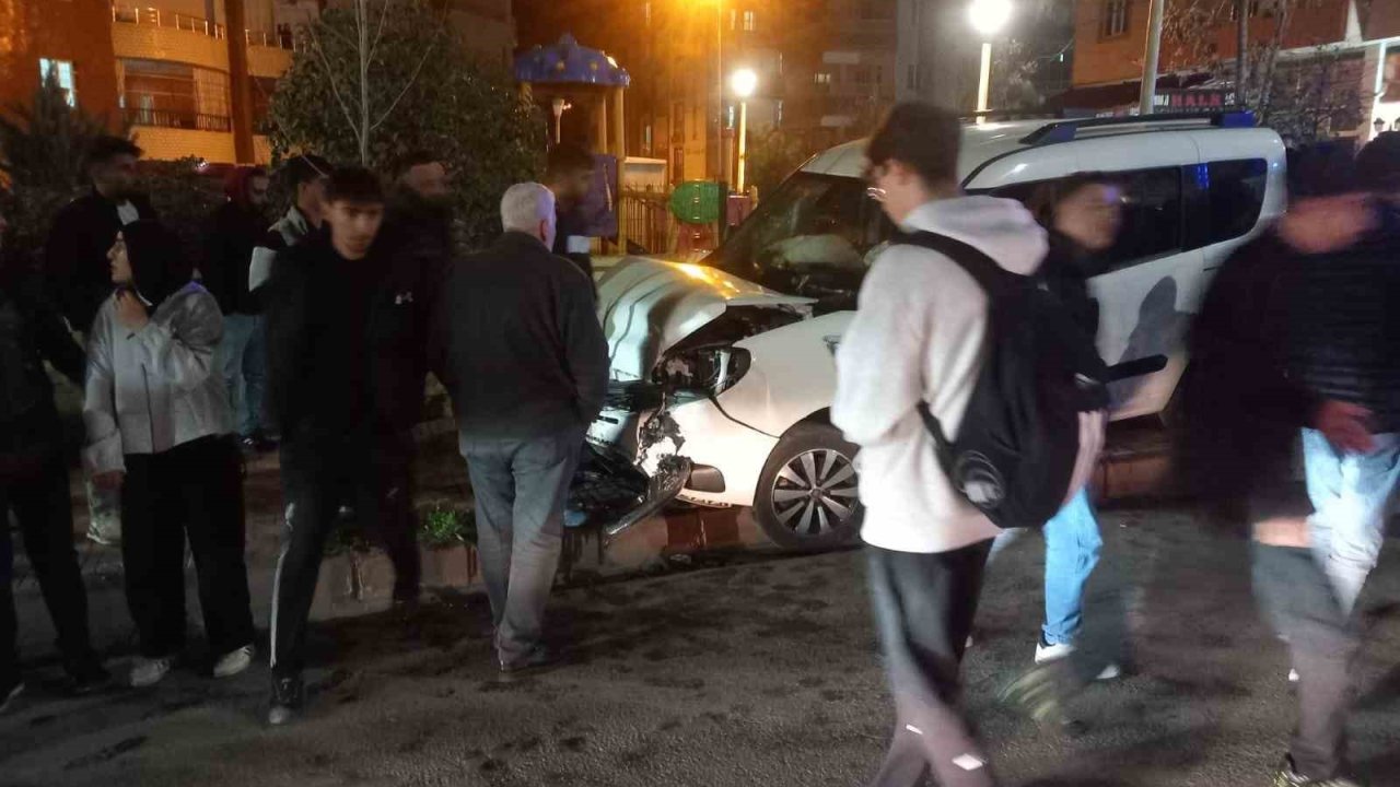 Siirt’te Kamyonet İle Otomobil Çarpıştı: 1 Yaralı