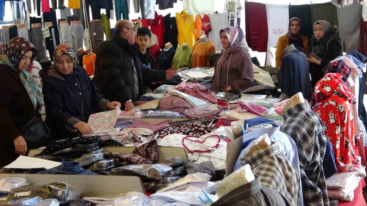 Kütahya’da Bayram Pazarı İlgi Görüyor