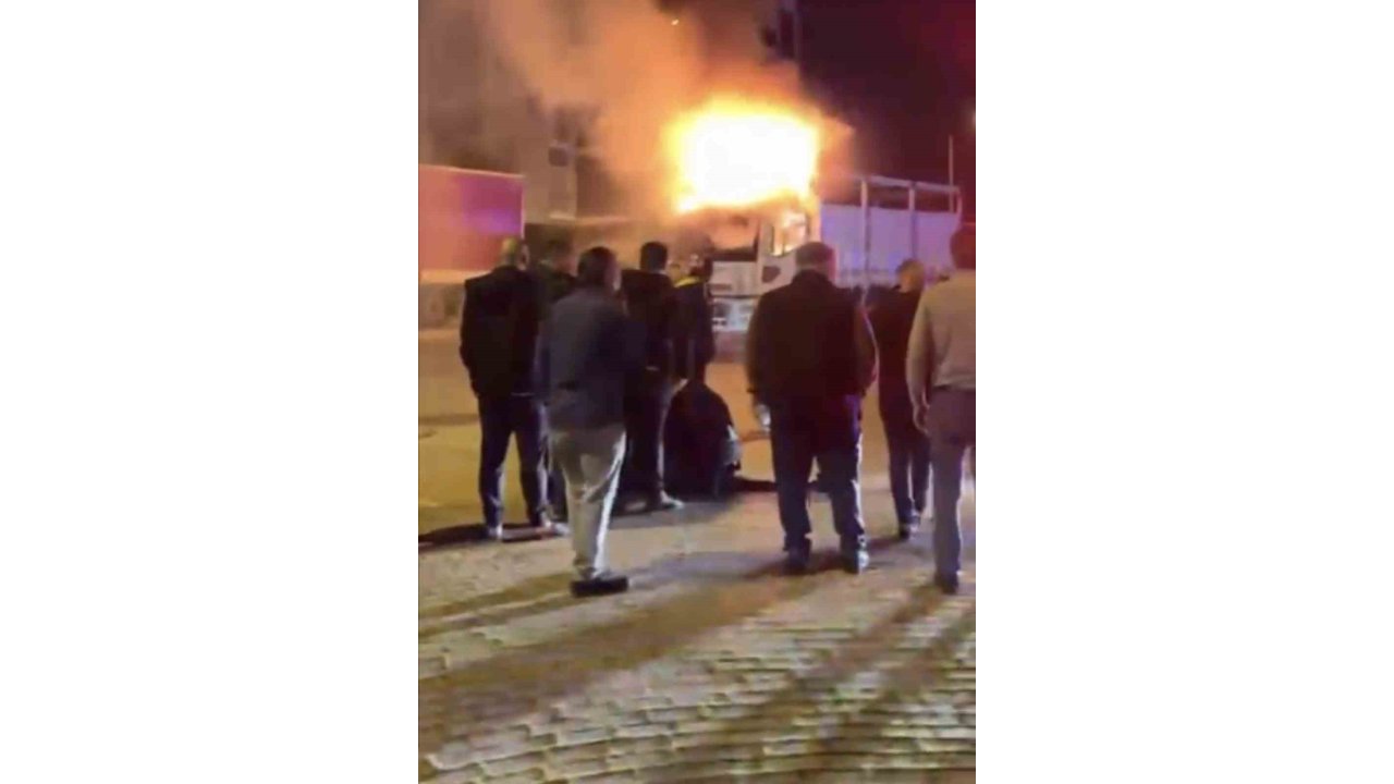 Kullandığı Kamyonu Bir Anda Ateşe Verdi, Kimse Olan Biteni Anlamadı