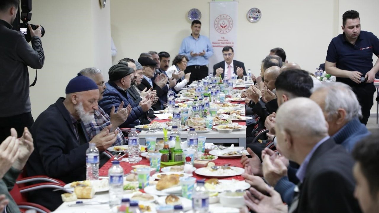 Kütahya Protokolü Huzurevi Sakinleriyle İftarda Buluştu