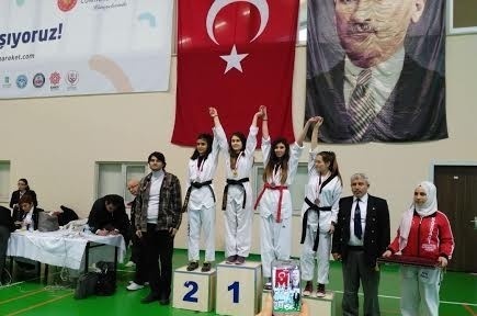 Burhaniye Uğur Anadolu Lisesi’nde madalya sevinci