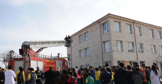 İtfaiye Müdürlüğü Öğrencilere Yangına Müdahale Eğitimi Verdi