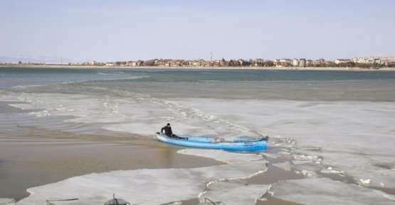 Gölde balıkçılar buzları kırarak ava çıkmaya yeniden başladı