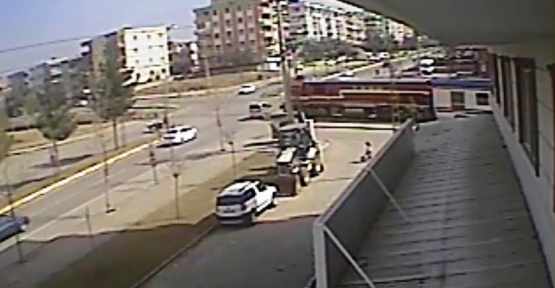 Trenin otomobile çarpma anı güvenlik kamerasına yansıdı