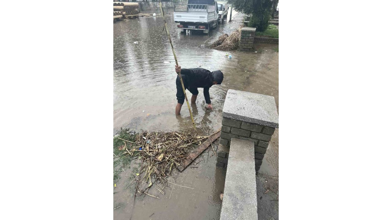 Ilıcabaşı Mahallesi’nde Kargı Çöpleri Giderleri Tıkadı, Muhtar Tarım Vatandaşları Uyardı