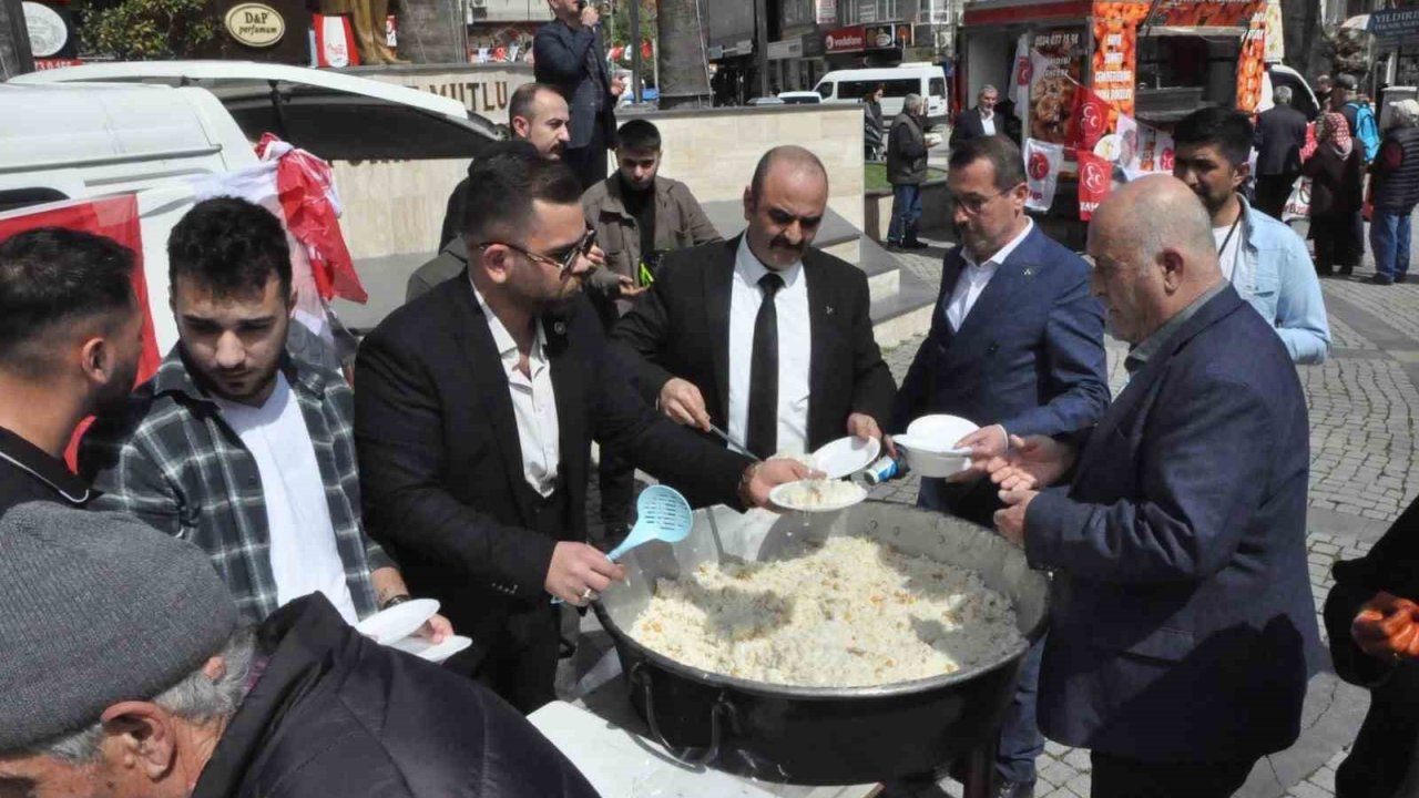 Alparslan Türkeş’in Vefat Yıl Dönümünde Edremit’te Lokma Ve Pilav Hayrı Düzenlendi