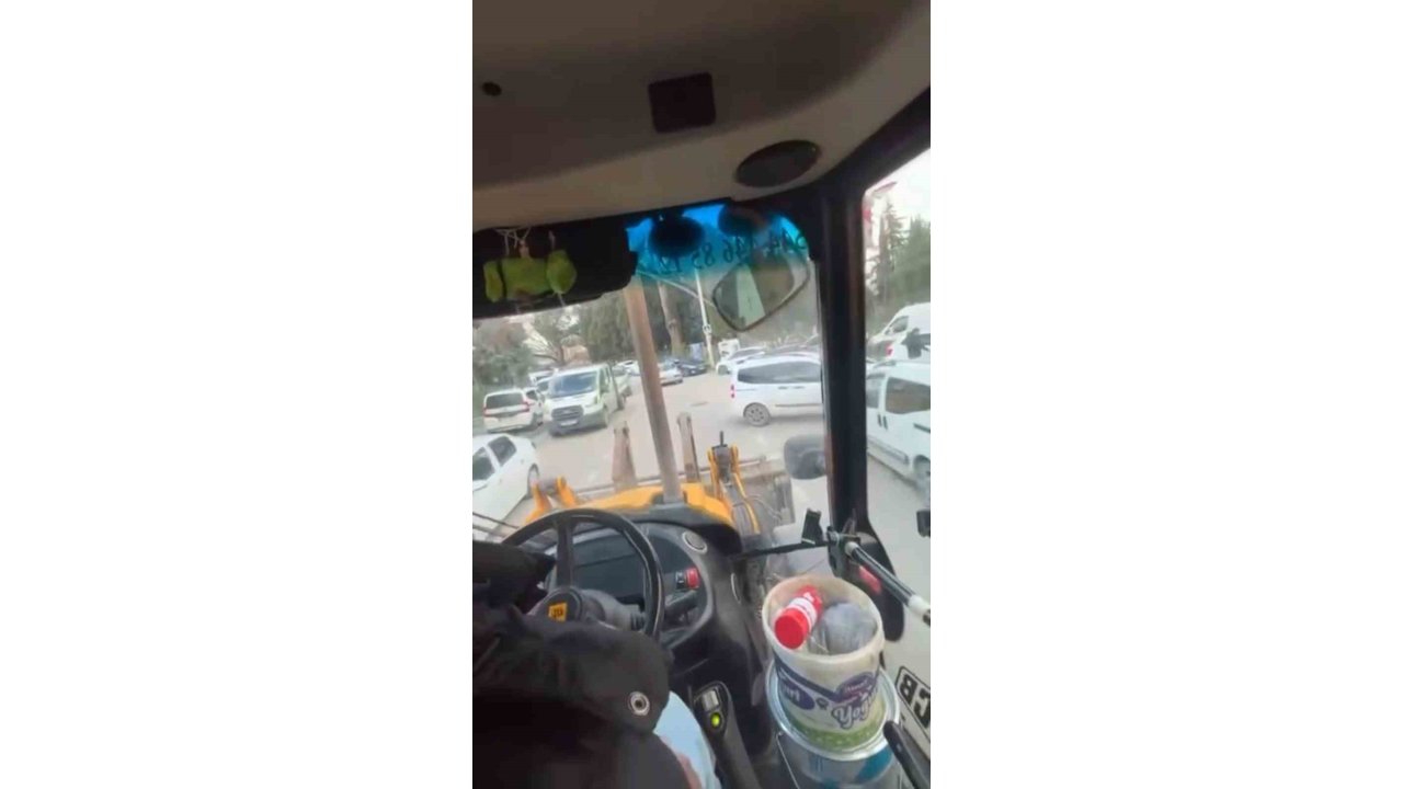 İş Makinesi İle Tehlikeli Yolculuk Kamerada