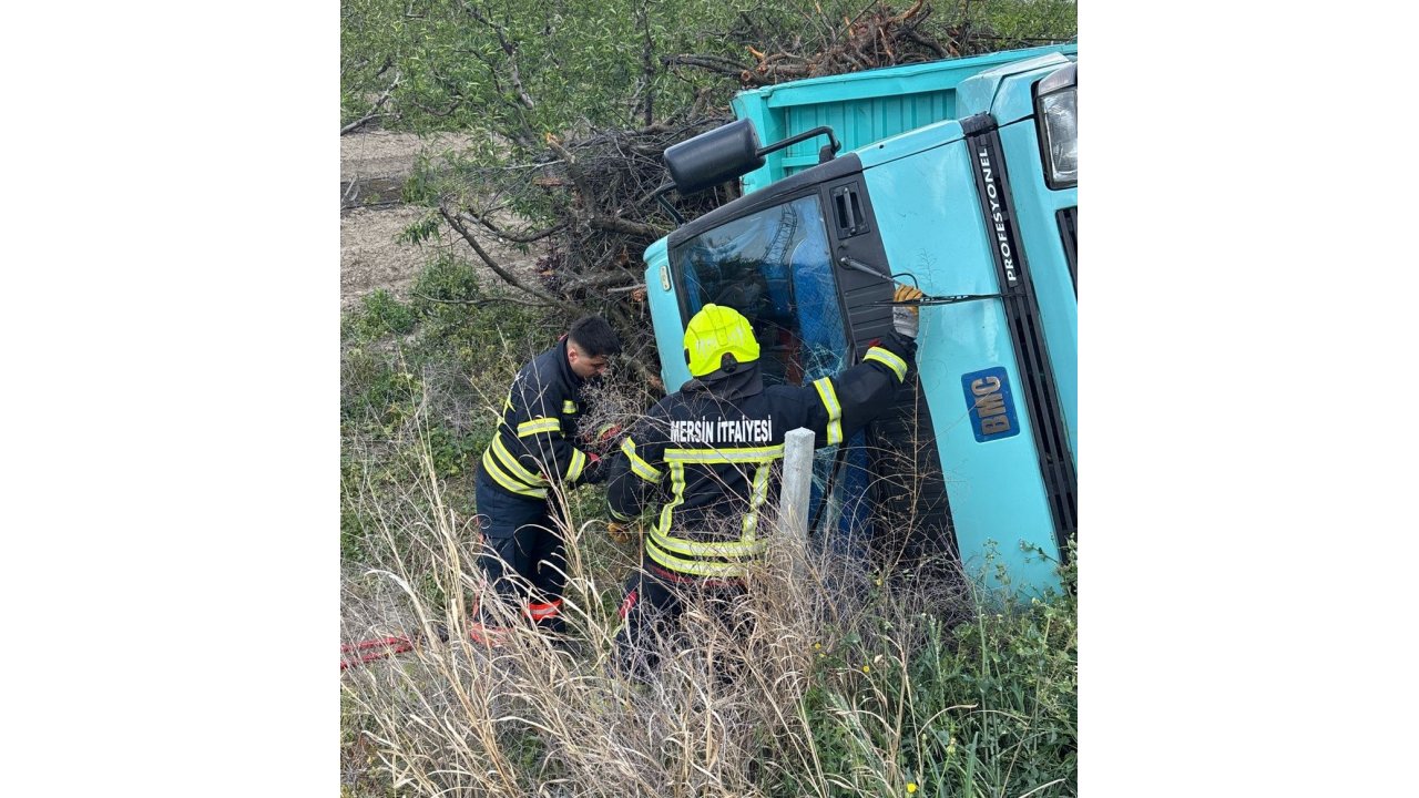 Kamyon Devrildi, Sürücü Yaralı Kurtuldu
