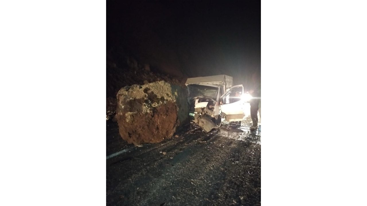 Dev Kaya Yoldan Geçen Araçların Üzerine Düştü