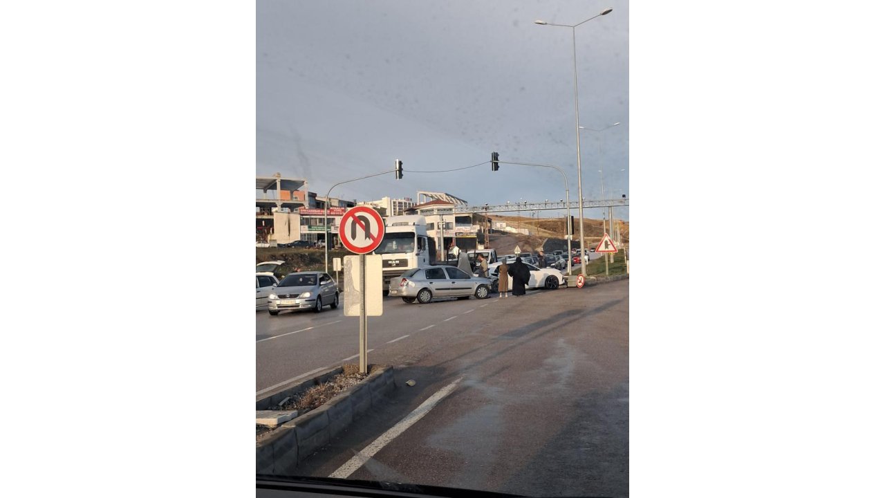 Ankara’da İki Otomobil Kafa Kafaya Çarpıştı