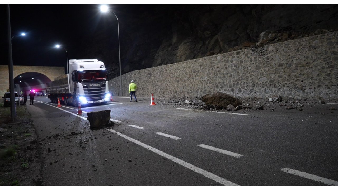 Gümüşhane’de Meydana Gelen Heyelanda Dev Kayalar Yola Savruldu