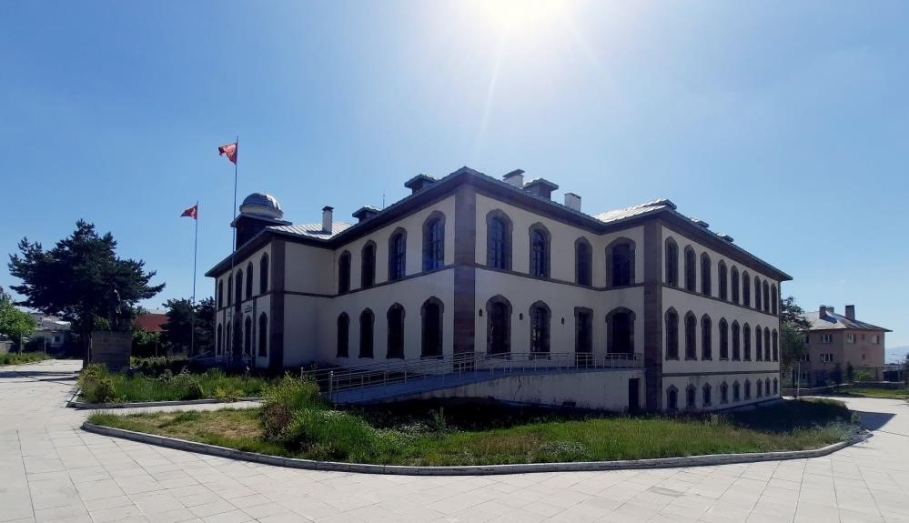 Buram Buram Tarih Kokan Mekan