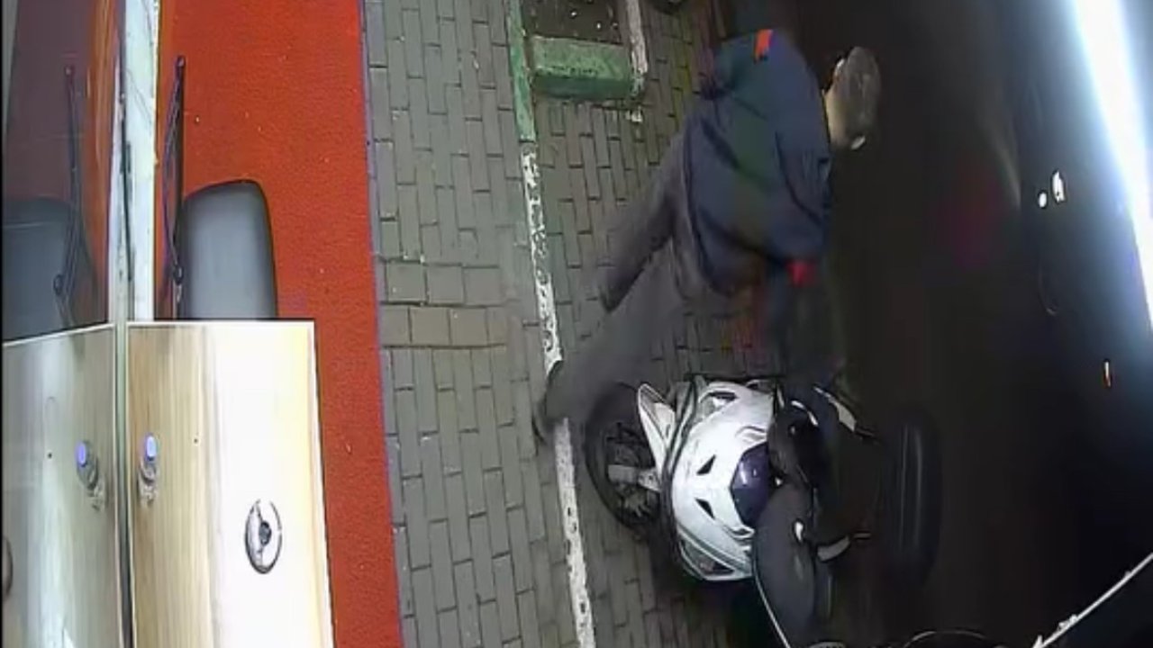 Markete Girdi Alışveriş Yaptı, Dışarı Çıktı Motosiklet Çarptı