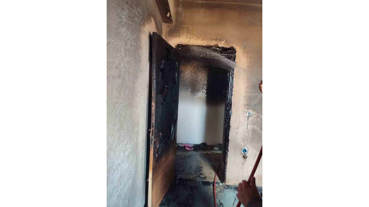 Evde Çıkan Yangında Eşyalar Kullanılamaz Hale Geldi