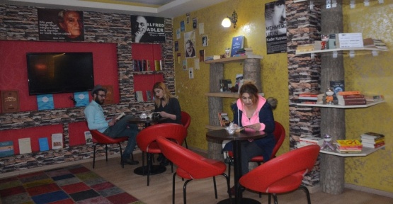 Tatvan’daki bu kafede çay ve kahvenin yanında kitap isteniyor