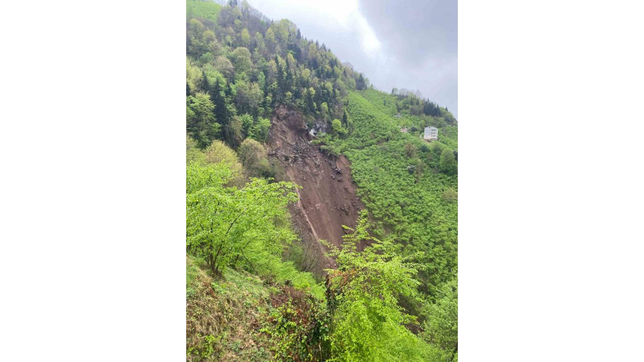 Trabzon’un Araklı İlçesindeki Heyelan Korkuttu