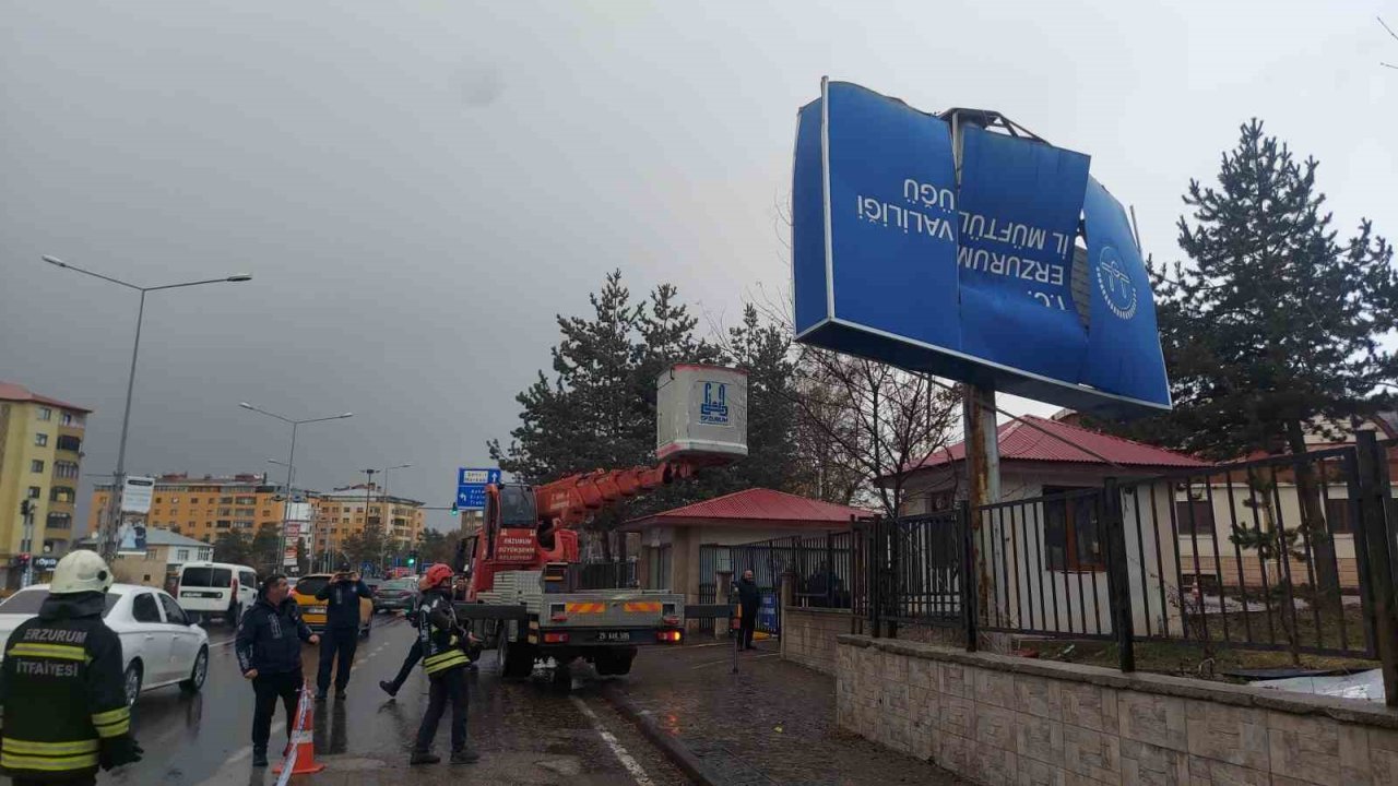 Erzurum’da Fırtına Çatıları Uçurdu