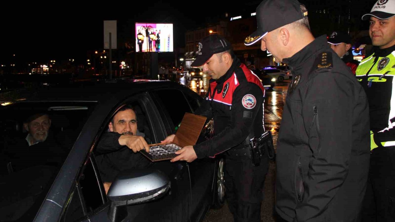 Emniyet Müdüründen Emniyet Kemeri Takmayan Sürücüye Ceza Yerine Çikolata Tadında Uyarı