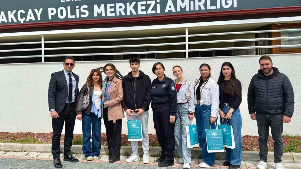 Altınoluk Myo Öğrencilerinden Polis Teşkilatına Anlamlı Ziyaret